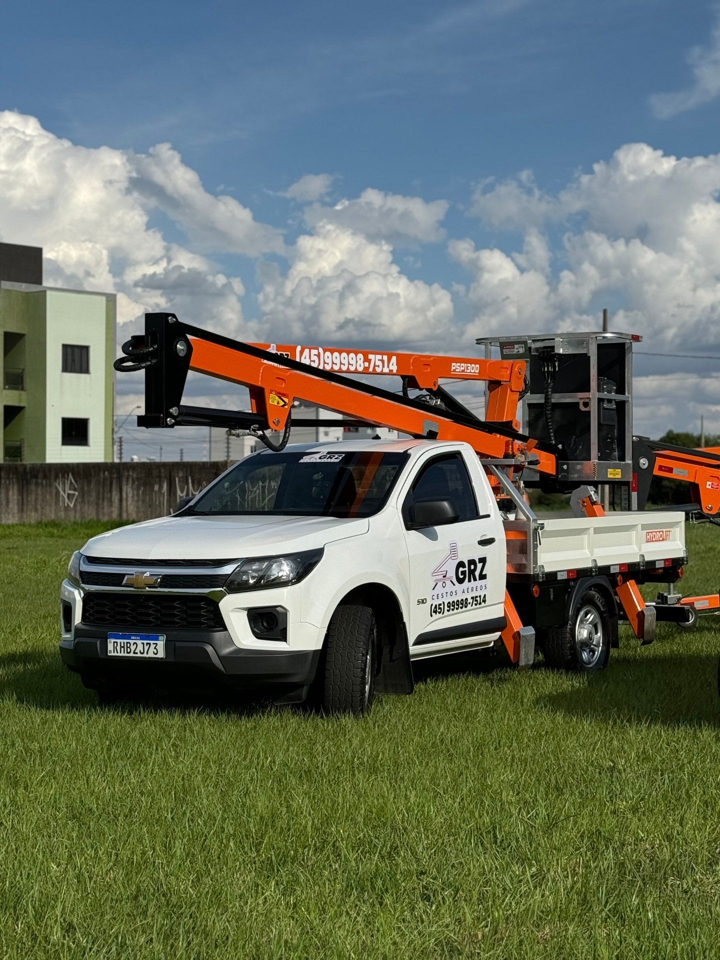 Cesto aéreo GRZ montado em caminhonete Chevrolet - Equipamento profissional para locação